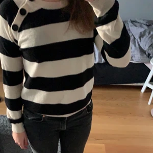 Zadig tröja - Jättefin zadig tröja, väldigt mysig och använd ett fåtal ggr. Några av diamanterna på baksidan är borta