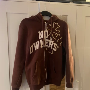 No Owners Kofta - Skit snygg kofta från No Owners (klädmärke från usa). Storlek S, Skicka 9/10. Använt fåtal gånger. Vid snabbaffär 250 kr