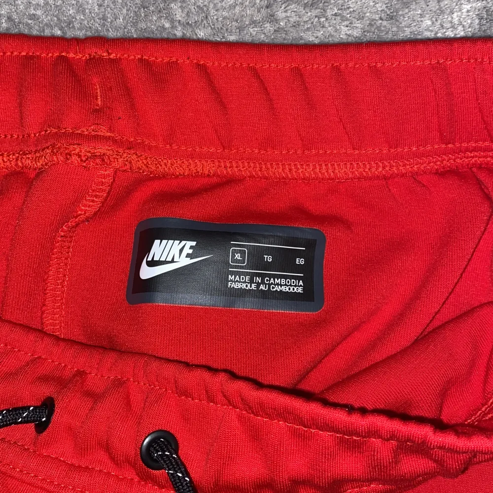 Nike tech fleece byxor som inte kommer till användning. Typ helt nya aldrig använt.. Jeans & Byxor.