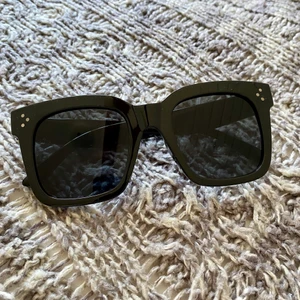 Solglasögon  - Trodde inte de skulle vara så stora som de var när de kom så därför säljer jag dem. Aldrig använda 