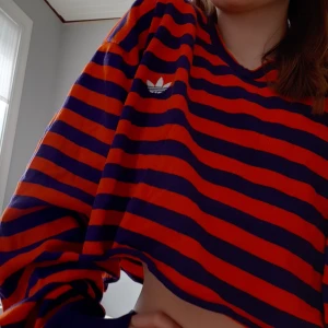 Adidas tröja - Säljer denna fina sweatshirt nu när den inte kommer till användning. Använd ett fåtal gånger.🐣💕 Super skönt material, från ADIDAS. Den är i storleken XL och är ganska oversized. Den är croppad och väldigt snygg! Jag har själv storlek XS-S så den sitter som en oversized på mig! Dm för flera bilder! 💞