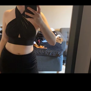 Shein - Ett trendigt plagg från shein där man har ett långt bad som man kan knyta hur man vill. Har använt den en gång i somras. Väldigt fin som vardags men även väldigt trendig och nice att ha på klubben/utekvällar. Bra och skönt material som även är stretchigt. Nypris 145kr men säljer för 100kr då jag inte använder den något och den tar upp plats i garderob. Köparen står för frakten och fler bilder kan skickas☺️