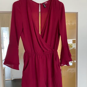 Byxdress  - Jättefin och söt byxdress i vinrödfärg.