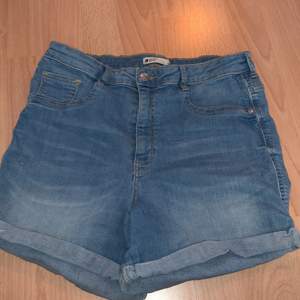 Hej, säljer ett par Gina trico jeans short i använt skick. Köpt för 279kr säljs för 50kr i storlek 44