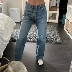 Ett par supersnygga Levis jeans som jag köpte på second hand för ett par år sedan. Storlek w29,l32. Passar dock som en w25 - w28 (beroende på hur tight man vill att de ska sitta)