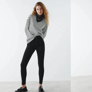 Svarta Molly high weist jeans -  Svarta High weist jeans från Gina🖤 Bra skick och stretchiga! Ny pris: 299 kr och säljer för 90 kr!