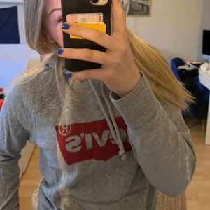 Levis hoodie - Super skön och fin grå hoodie från Levis i bra skick, är k storlek L men passar mer M och även S🤍  Frakt alternativ: ”PostNord brev”(frimärken) Mellan 12-72kr beroende på vikt (50-500g)  ”Skicka lätt”(spårbart) Vikt Max 1kg = 66kr Vikt Max 2kg =99kr  ”PostNord blå påse” 45-110kr beroende mängd av plagg (s- xl)