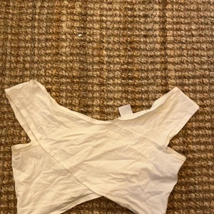 Ginatricot topp - Kryss topp från ginatricot, super skön! Perfekt nu till sommaren, plagget är i storlek M men passar även S och L🤍  Frakt alternativ: ”PostNord brev”(frimärken) Mellan 12-72kr beroende på vikt (50-500g)  ”Skicka lätt”(spårbart) Vikt Max 1kg = 66kr Vikt Max 2kg =99kr  ”PostNord blå påse” 45-110kr beroende mängd av plagg (s- xl)