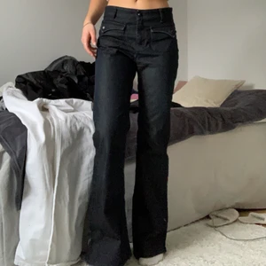 Jeans grå/svart  - Grå/svarta jeans med najs fickor framtill. Strl: 36