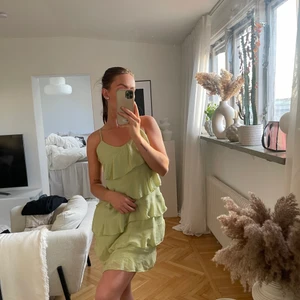 Klänning från nakd - Jättefin klänning från nakd, perfekt i sommar. Tyvärr tycker jag den blivit lite för stor för mig nu. Rensat garderoben, om du vill ha fler plagg går det ordna paketpris & samfrakt! 😄