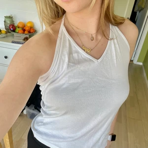 Linne - Fint vitt linne från Åhléns! Har haft linnet länge men inte fått användning av det. Skriv om du har frågor eller vid intresse! Köparen står för frakt🍊