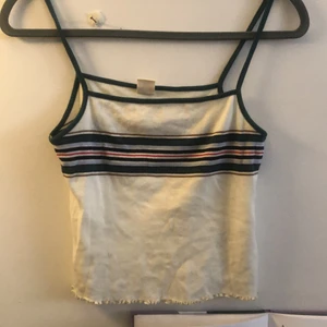 Sommar linne - Fint sommar linne som inte kommer till användning eftersom det är lite för litet på mig. Det är i bra skick och är väldigt bekväm. Skriv om du har några frågor!