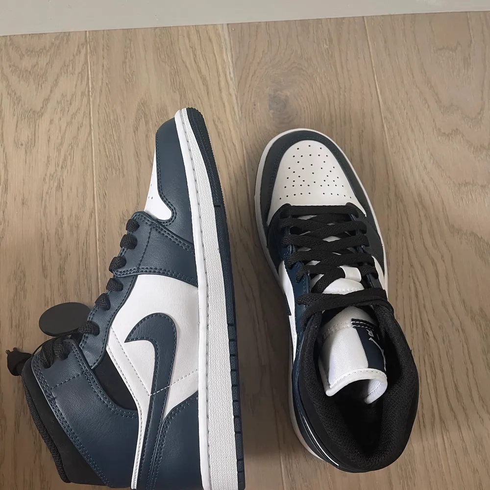 Oanvända jordans i storlek EUR40. Köpta på Restocks för ett tag sedan, kostar 2250kr på hemsidan. . Skor.