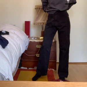Svarta jeans - Jättesnygga jeans från BIG TRAIN. Köpt utomlands och slutsåld i butik. Köparen står för frakten men går även att mötas upp., hör av er om ni har frågor eller vill ha fler bilder💕