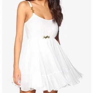 Ida Sjöstedt klänning - Jättefin klänning i nyskick. Endast använd gång. Passar perfekt till studenten! Den är i storlek XS, men jag tyckte att den passade och har vanligtvis S. Nypris 2200kr. Kan mötas i centrala Stockholm, eller postas om du står för frakt.  