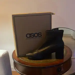ASOS boots med klack. Helt oanvända. Storlek: 42 (UK9)