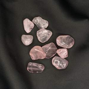 Första kristallen som jag säljer! Rosenkvarts, en sådan underbar kristall med dess egenskaper! Den initierar kärleken till oss själva, våran partner eller vid en annan relation. Den ger oss kärlek utan krav och villkor.  (Frakt tillkommer)  (Kristallkort medföljer)