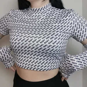 Bay girl crop top med armar - Så cute topp med armar till 🖤