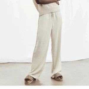 Linnebyxor - Säljer dessa (även ett par likadana i mörkare beige) från H&M. Köpte dessa förra året så vet inte om de finns kvar! Det är inte riktigt linne-material utan mer siden. Bud om fler är intresserade