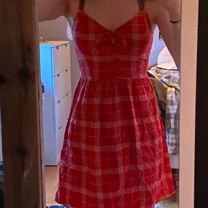 klänning - röd klänning från h&m i bra skick, använd väldigt fåtal gånger💛