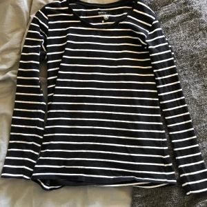 Randig tröja  - Randig tröja från Ullared (deras Basic U collection) i storlek M. Gott skick 👍🏻 betalning sker via swish! 