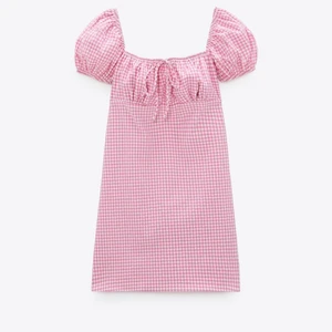 Zara klänning - Säljer denna Zara denna fina sommarklänning från Zara i stl M, men passa även S! Köpte den förra våren men har tyvärr inte fått användning för den då jag inte tycker den passar mig:( 180kr + frakt🥰 hör gärna av dig vid fler frågor!!