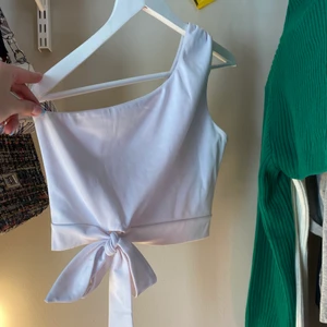 Vit topp - Säljer denna vita fest topp. Skit snygg till sommaren också