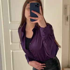 En lila skjorta - Den här skjortan fick jag som present, den är unisex och storleken är typ som en S/M skjorta, köparen betalar för leveransen