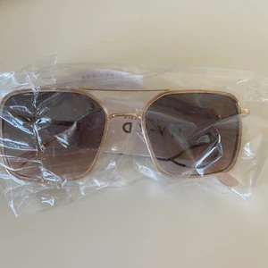 Na-kd - Säljer helt nya solglasögon från Na-kd , var ej min stil och kunde ej skicka tillbaka där av säljs dom här. Fler bilder och frågor kom privat ❤️