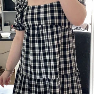 Gullig klänning - Klänning från H&M, använd 1 gång 