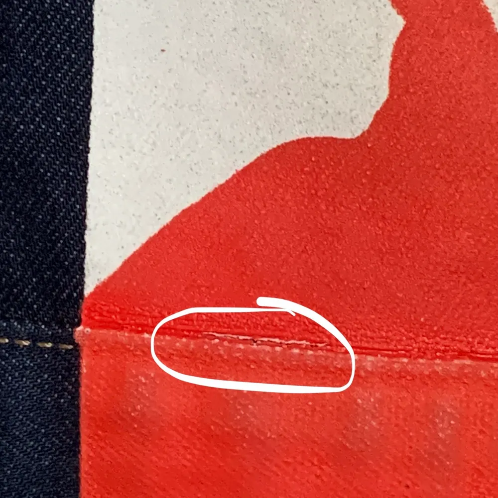 Sällsynt & slutsåld Calvin klein x Andy Warhol jeanscacka Använd 1 gång, mycket bra skick.                                           ( finns en liten defekt, se på sida 3). Jackor.