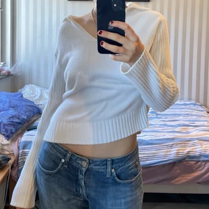 stickad tröja  - Stickad tröja i nyskick använd extremt få gånger. Väldigt bra passform. 