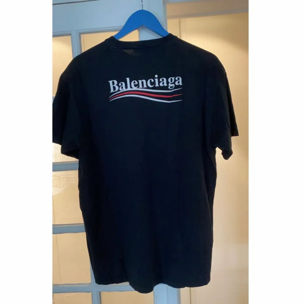 Balenciaga t-shirt storlek S                                          skick 9/10                                                                                     Äkthetsgaranti finns!. T-shirts.