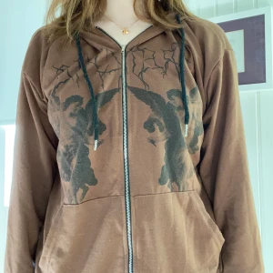 Hoodie med dragkedja från amazon  - En jättefin hoddie med dragkedja som är ganska tunn och perfekt till sommaren/våren! Färgen på sista bilden är mest lik färgen i verkligheten och den passar till väldigt mycket! Och den sitter lite oversized på mig som har s :))