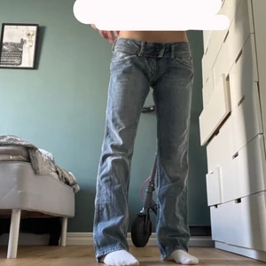 Lågmidjade jeans - Säljer dessa jättefina lågmidjade jeans eftersom dom ej kommer till andvändning då jag inte känner mig bekväm i dom🤍finns ingen storlek men jag har storlek 36 och dom passar mig bra skulle säga att dom även passar någon med storlek 38. (Du står för frakten)