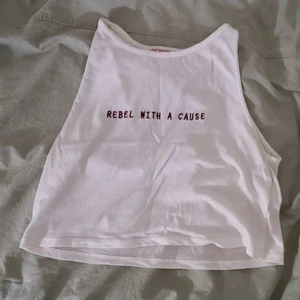 Pull&Bear croptop strl S - Rebel with a cause broderat i vinrött. Från Pull&Bear, passar XS-S. 