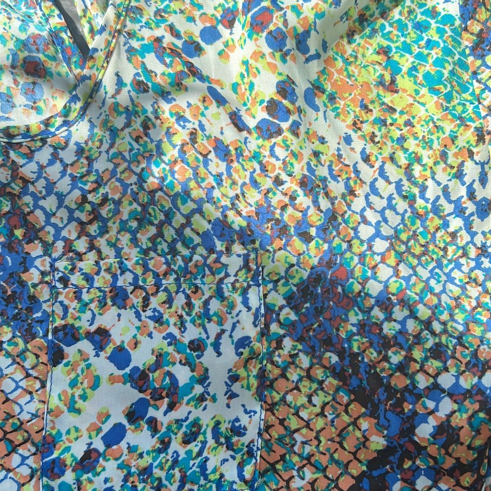 Multicolor top, loose fit, pattern like fish/snake colors blue/green/white. Very comfortable and nice to wear on the summer with shorts or jeans and winter with black leather leggings. Bought it in USA and it is still in good condition.. Toppar.