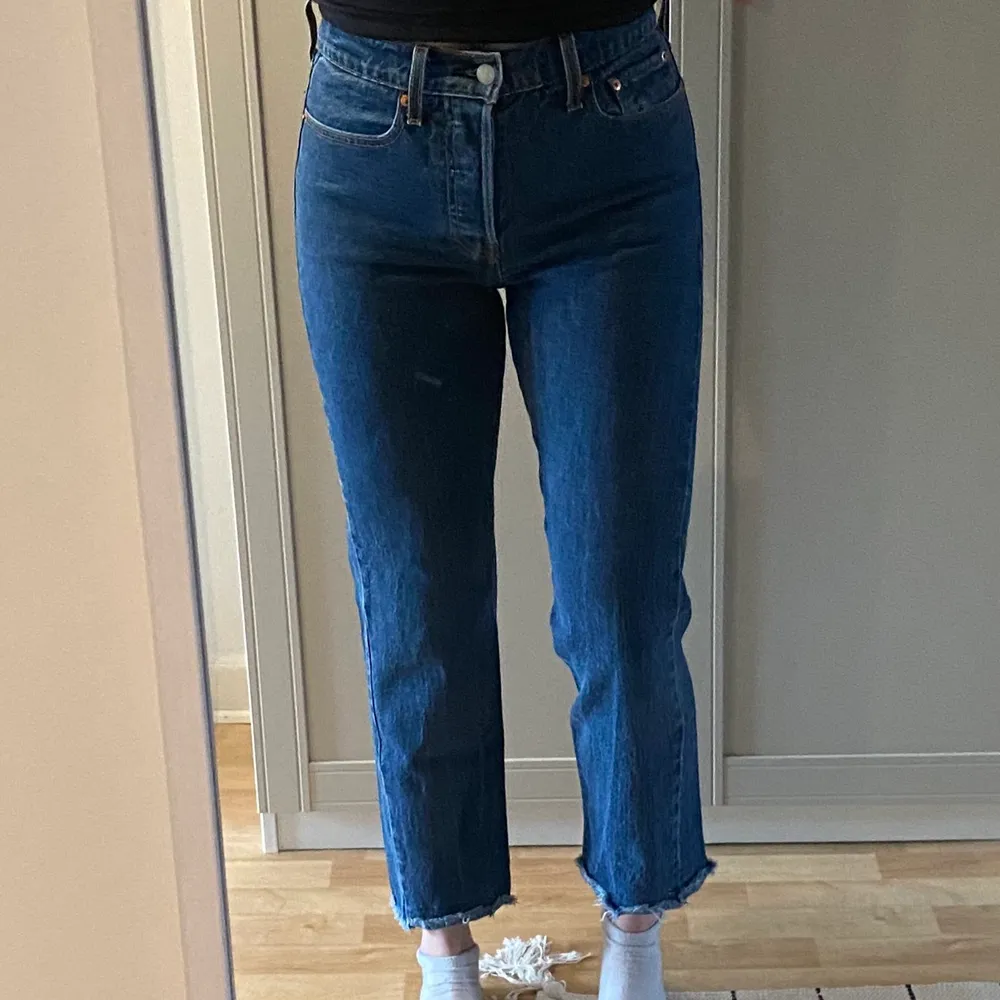 Jeans från Levi’s i modellen Wedgie Straight. Strl. 27, vet dock inte längden på byxorna men de är lite korta på mig som är 169 cm.. Jeans & Byxor.