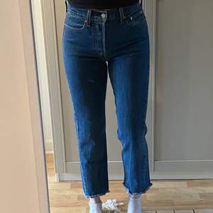 Jeans från Levi’s i modellen Wedgie Straight. Strl. 27, vet dock inte längden på byxorna men de är lite korta på mig som är 169 cm.