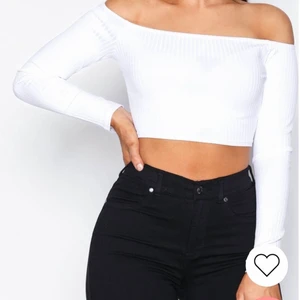 Supersnygg offshoulder topp  - Väldigt snygg och bekväm topp från Nelly. Använd några få gånger så bara av gaderobsrensing så vill jag nu sälja den.