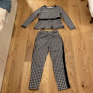 Svart och vit set!! 🖤🤍🖤🤍🖤🤍 - Den här seten är allt! Den är både morden och stilig men samtidigt super skön!! 😍🙏 Jag älskar setet på alla möjliga sätt, byxorna har ett jättefint svart rep på båda sidorna, det har också toppen 💗 Jag gillar verkligen hur toppen går ut på slutet🤩