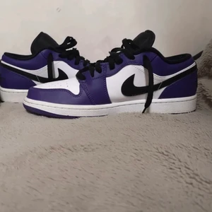 Jordan 1 low court purple - Säljer mina jordans för att dom har börjat blivit för små och ska köpa nya skor så behöver pengar. Lite använda och lite creasade men det syns inte om du har i creaseskydden som du får me. Och lite slitna på toppen skriv om du vill ha mer bilder