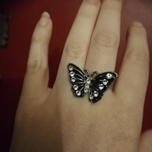 🦋Ring🦋 - Söt liten stelbar ring i form av en svart fjäril med glas stenar är oanvänd i nyskick 