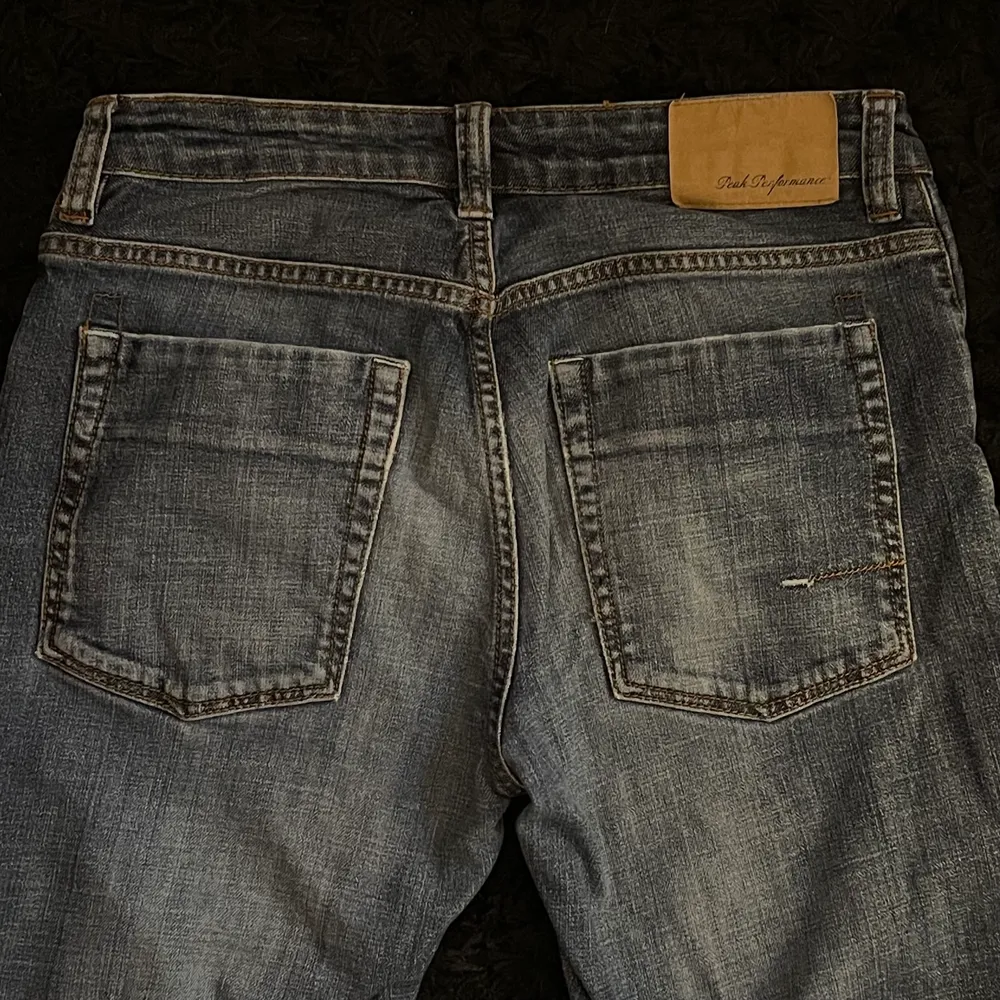 Lowwaist straight jeans från peak performance. Har klippt slits längst ned. Jag är 168. Jeans & Byxor.