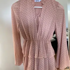 Säljer den här beige/rosa klänningen från Linn ahlborgs kollektion för NA-KD. Fint skick och strl 34.💕