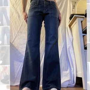 Low waisted jeans - Skitsnygga lågmidjade vida/bootcut jeans. Så fina fickor både fram och bak! Säljer då de är lite för små😭 Modellen på bilden är ca 173cm lång, midjemåttet är 42cm och innerbenslängden är 82cm. Hör av dig vid frågor eller intresse!🥰💕