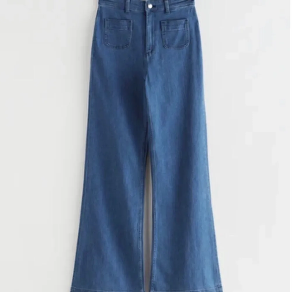 Jättefina flared högmidjade jeans från & Other Stories! Köpte för 790kr och säljer då de blivit lite för små. De är den färgen som visas på första bilden, alltså lite mörkare än bilderna från hemsidan. Midjemåttet är 35cm och innerbensmåttet är 81cm. Skriv vid intresse!❤️😚. Jeans & Byxor.