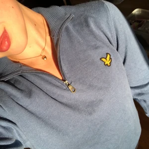 Lyle & scott långärmad med dragkedja - Blå långärmad tröja med halv dragkedja. Så fin!! Men färgen framkommer inte så bra i kameran, den är mycket blåare i verkligheten