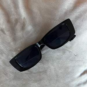 Skit snygga svarta solbrillor! 🖤 säljes då jag har många liknande. (90kr INKLUSIVE frakt) Dom är köpta från shein, därmed de billiga priset. Kvaliten är bra dock!! Glasögonfodral och putsduk medföljer! (Sista bilden är inspo från pinterest )