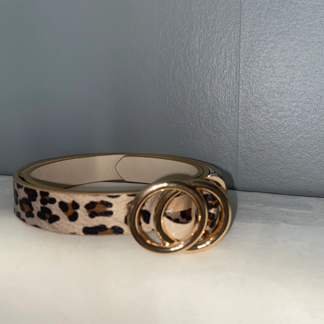 Skärp leopardigt me guldigt spänne.  - 90